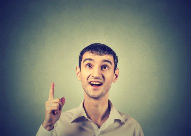 Adam ararken kadar parmakla işaret eden bir fikri vardır 