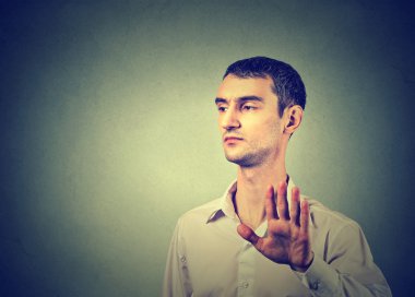 kötü tavır ile rahatsız kızgın adam konuşmak el jest