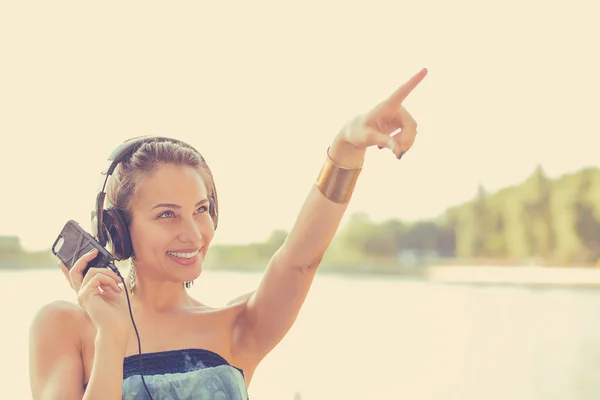 Glückliche Frau, die Musik im Freien hört — Stockfoto