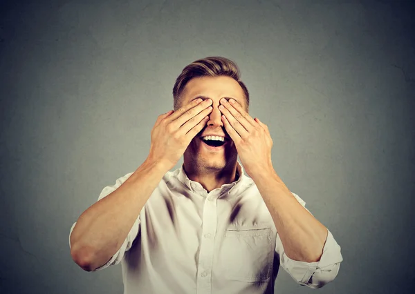 Verrast man die betrekking hebben op zijn ogen met handen — Stockfoto