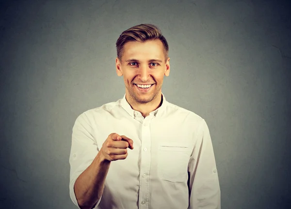 Retrato de un joven señalándote con el dedo —  Fotos de Stock