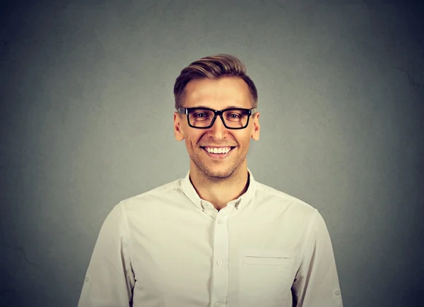 Jovem homem bonito com grande sorriso vestindo óculos de moda — Fotografia de Stock