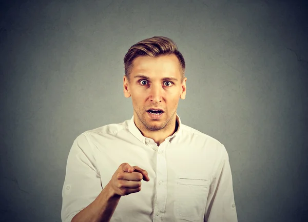 Sorprendido hombre apuntando con el dedo a la cámara — Foto de Stock