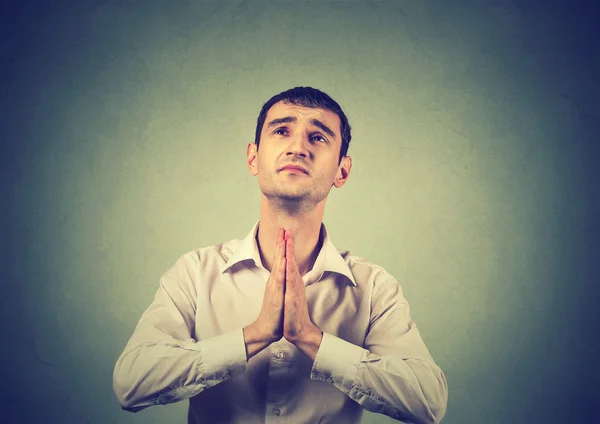 Vértes portré fiatal ember imádkozott összekulcsolt kezek — Stock Fotó