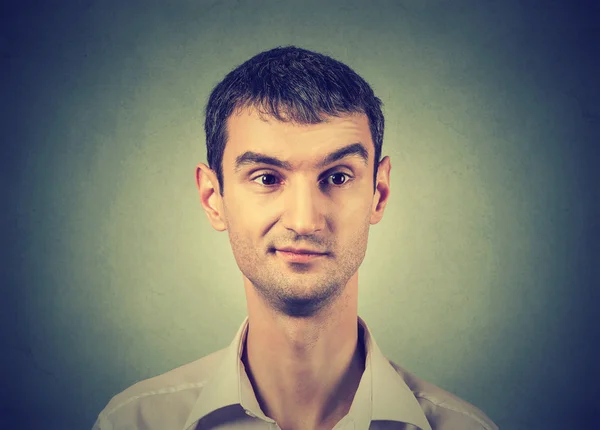 Σκεπτικιστής άνθρωπος με μια έκφραση δυσαρέσκειας στο πρόσωπό του — Φωτογραφία Αρχείου