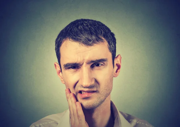 Jeune homme avec un mal de dents douleur dentaire — Photo