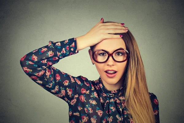 Mujer joven sorprendida en gafas — Foto de Stock