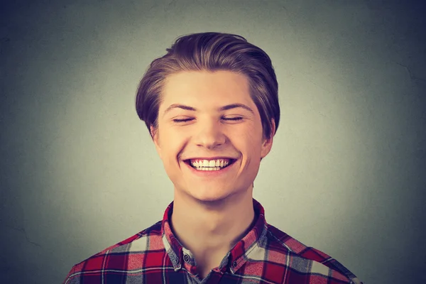 Молодой красивый мужчина смеется улыбаясь — стоковое фото