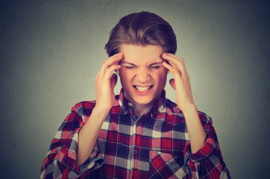 Adam sinirli sinirli stresli