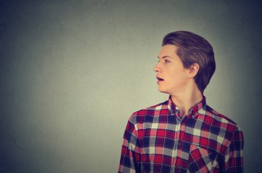 Yan profil yakışıklı adamın ağzını açın, söz, şarkı  