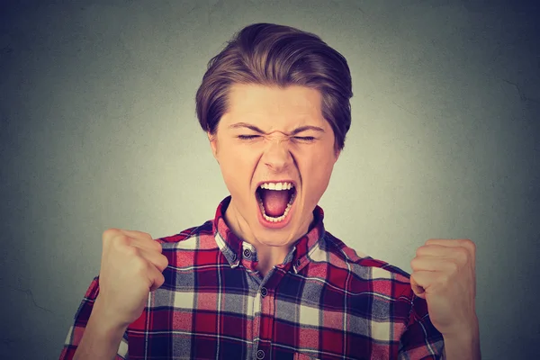 Портрет молодого разгневанного человека — стоковое фото