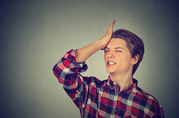 Глупый молодой человек, ударяя рукой по голове, испытывая тупой момент
 