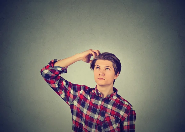 Hombre rascándose la cabeza, pensando en algo, mirando hacia arriba — Foto de Stock