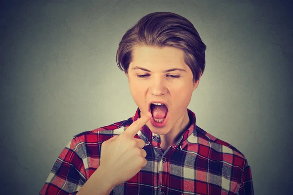 Homem enojado com o dedo na boca descontente prestes a vomitar — Fotografia de Stock