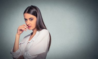 sinsi, kurnaz, entrikacı genç kadın bir şey olarak çizme