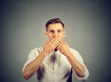 elleri ağzının üzerinde olan adam, suskun 