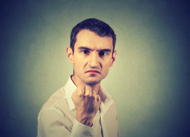 Kızgın genç adamın portresi