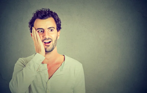 ¡Vaya! Hombre mirando emocionado sosteniendo su boca abierta, sorprendido — Foto de Stock