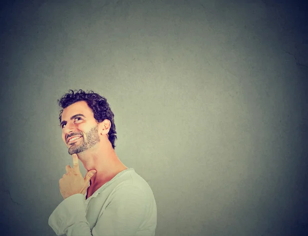 Joven feliz pensando soñando despierto mirando hacia arriba — Foto de Stock