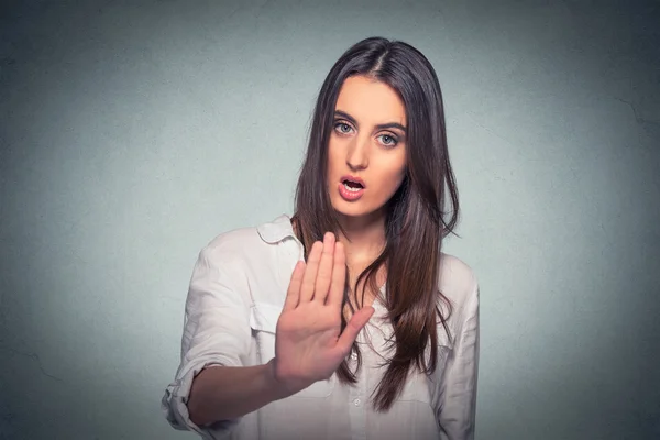 Bosszús dühös nő rossz hozzáállás így beszélni a kéz gesztus — Stock Fotó
