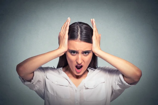 Headshot screaming stressed young woman — Stock Photo, Image