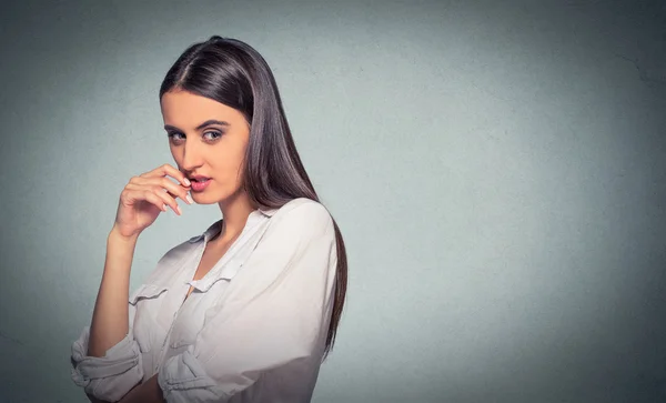 Stiekeme, sluwe, gekonkel jonge vrouw iets plotten — Stockfoto