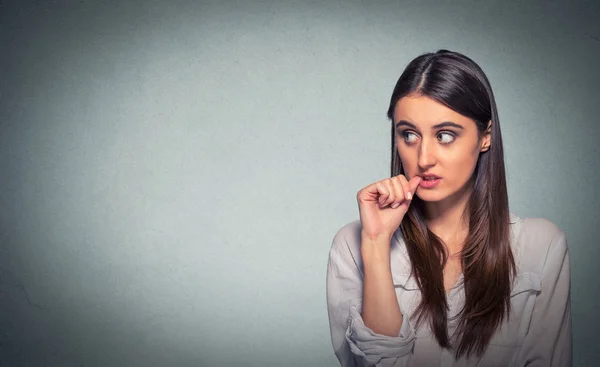 Procrastinación. Mujer pensante confundida desconcertada mirando hacia arriba —  Fotos de Stock