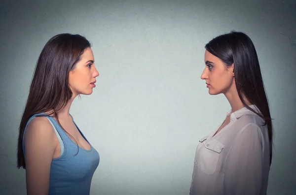 Side profile two young women looking at each other — Stock Photo, Image