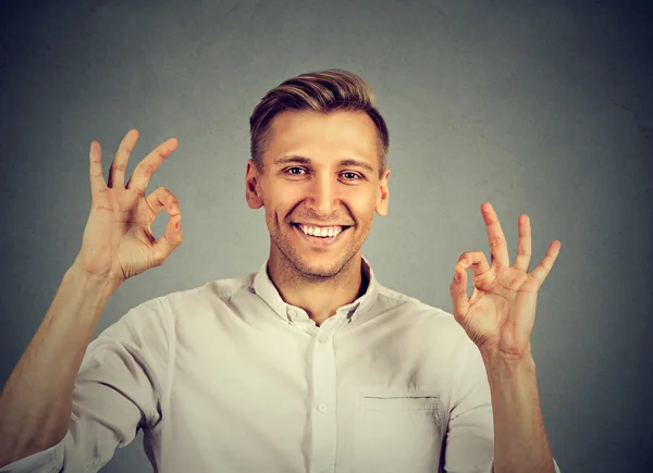 Boldog ember mutatja ok gesztus kézzel — Stock Fotó