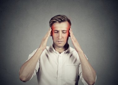 Baş ağrısı olan adam çok yoğun konsantre düşünme 