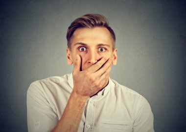 Endişe korkmuş şok genç adam