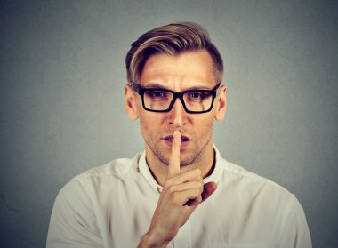 adam Shhhh sessiz sessizlik gizli veren. Dudaklarda parmak hareketi 