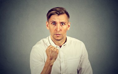 Kızgın genç adamın portresi