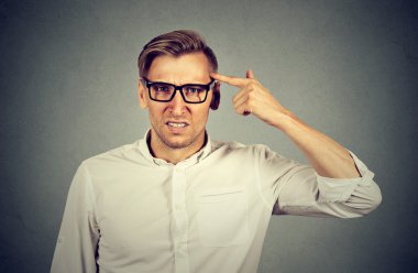 Kızgın deli adam parmak ile gesturing deli?