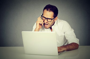 adam sinirli ve öfkeli online telefonda çığlık alışveriş