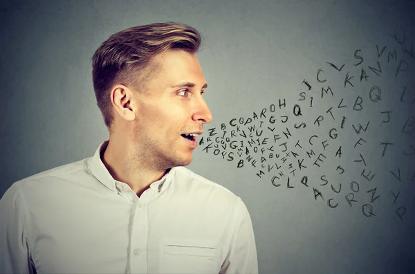 Hombre hablando con letras del alfabeto que salen de su boca — Foto de Stock