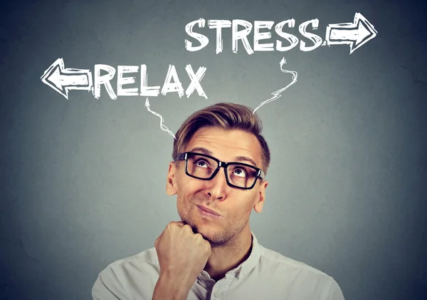 Homem confuso pensando olhando para o estresse ou relaxar — Fotografia de Stock