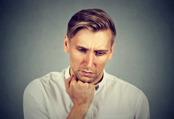 Uomo triste con espressione viso preoccupato stressato guardando in basso — Foto Stock