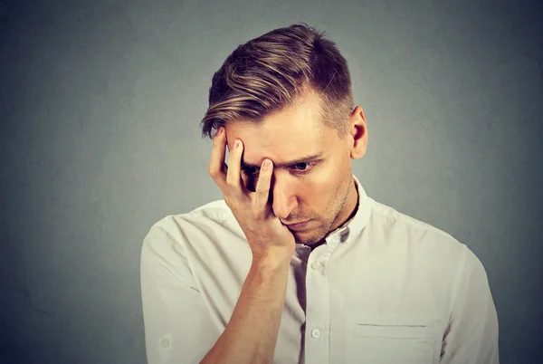 Homem triste com cara estressada preocupado expressão olhando para baixo — Fotografia de Stock