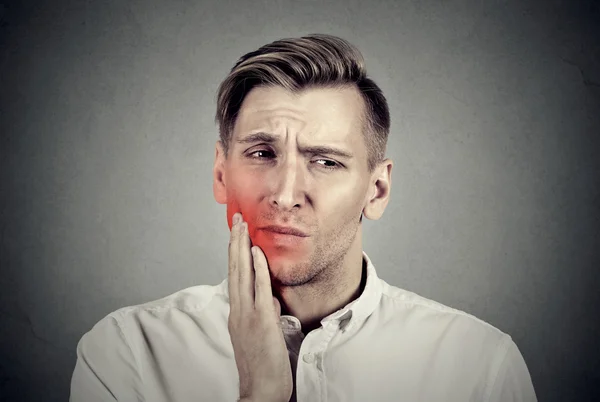 Homem com problema de dor de dente sensível prestes a chorar de dor — Fotografia de Stock