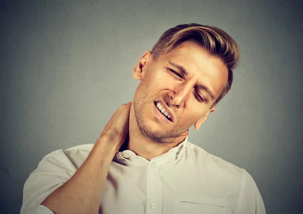 Uomo con dolore al collo, dopo lunghe ore di lavoro — Foto Stock