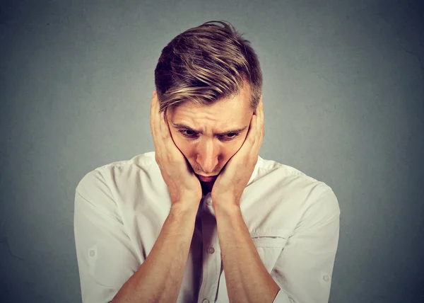 Homem triste com cara estressada preocupado expressão olhando para baixo — Fotografia de Stock