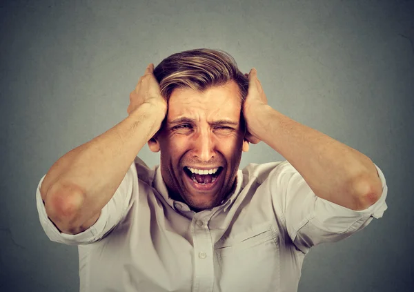 Homem estressado chateado frustrado gritando — Fotografia de Stock