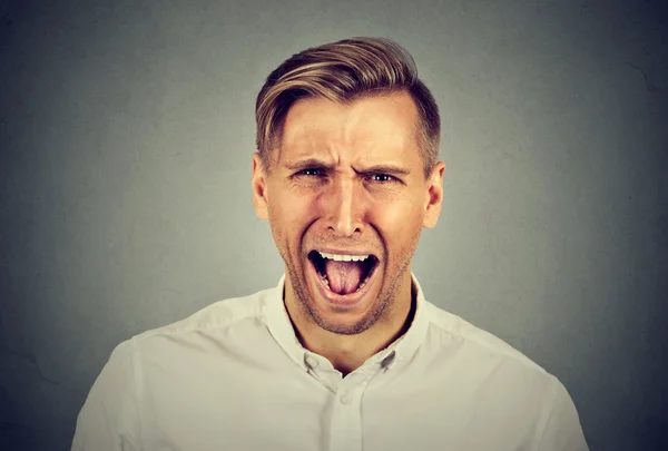 Enojado joven frustrado hombre gritando — Foto de Stock