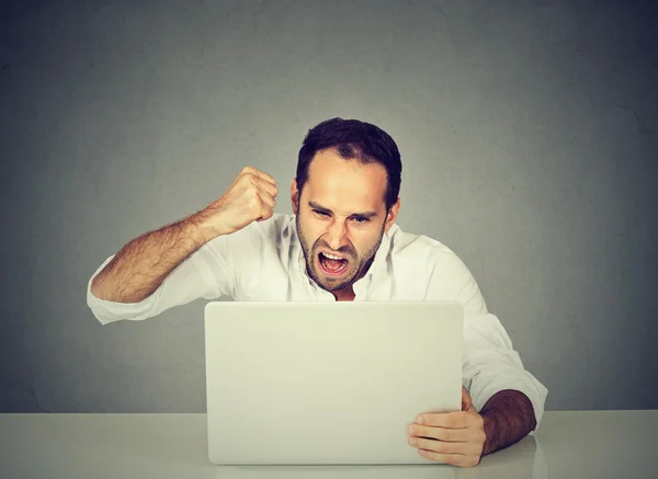 Портрет сердитый бизнесмен, работающий на ноутбуке — стоковое фото