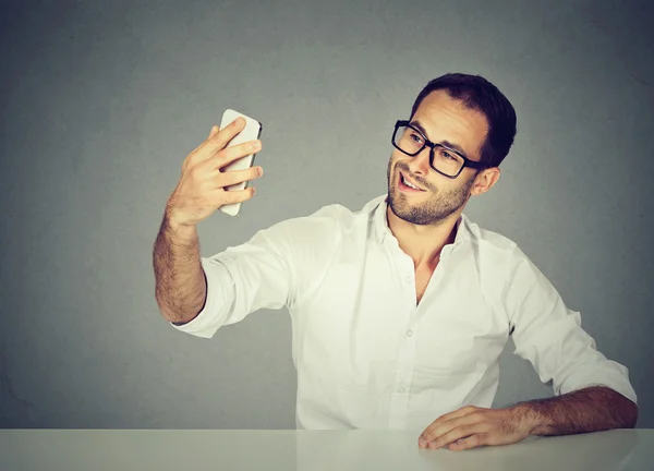 Junger, lustig aussehender Mann fotografiert sich selbst mit Smartphone — Stockfoto