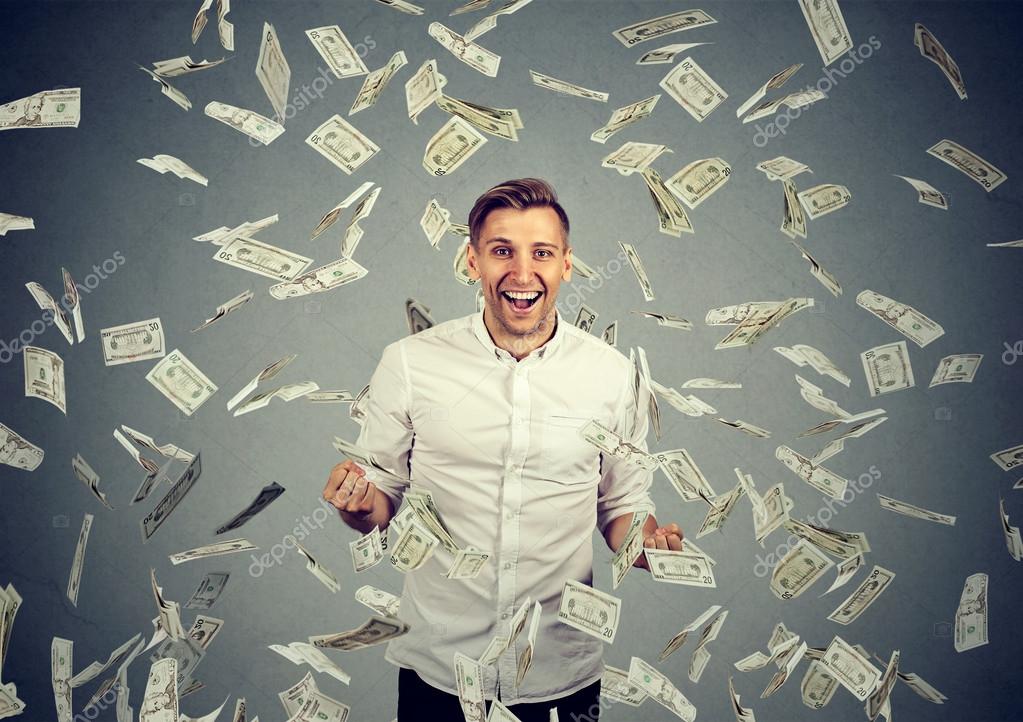 мужик радуется деньгам. на какую зарплату вы рассчитываете. бизнесмен с деньгами. богатый инвестор. человек разбогатевший в результате финансовых спекуляций.