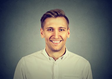 Modern insan, yaratıcı profesyonel gülümseyen headshot 