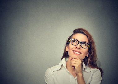 ararken düşünerek mutlu güzel kadın