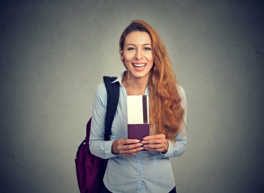 mutlu turist genç kadın pasaport tatil uçuş bileti